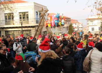 Τα Σέρβια γέμισαν κόκκινο, χαμόγελα και παιδικές φωνές στο Santa Run 2025