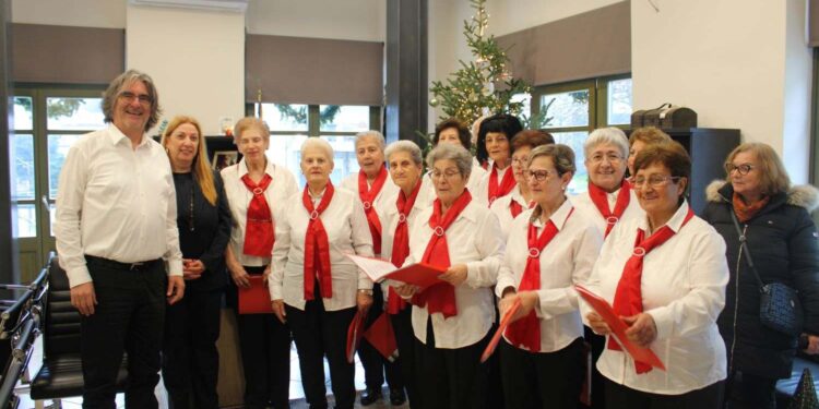 Χριστουγεννιάτικη χαρά και κάλαντα στο γραφείο του Δημάρχου