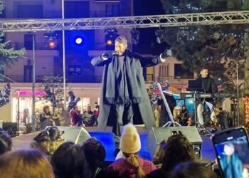 Με φως, μουσική και πλήθος κόσμου άναψε το Χριστουγεννιάτικο Δέντρο στα Γρεβενά!