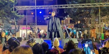 Με φως, μουσική και πλήθος κόσμου άναψε το Χριστουγεννιάτικο Δέντρο στα Γρεβενά!