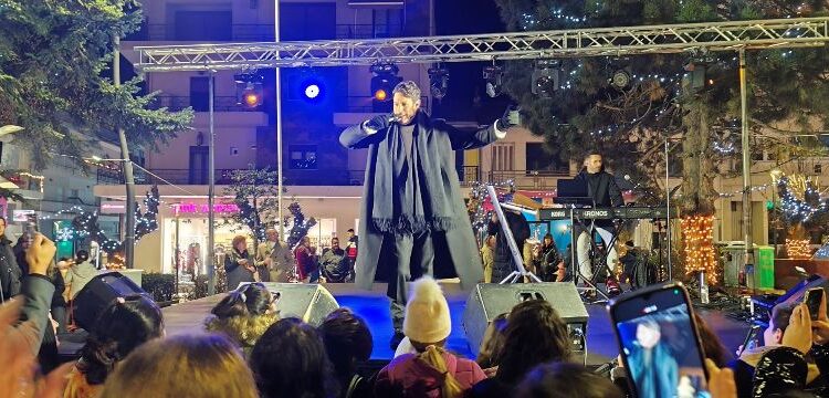 Με φως, μουσική και πλήθος κόσμου άναψε το Χριστουγεννιάτικο Δέντρο στα Γρεβενά!