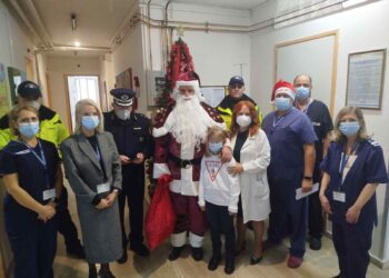 Το Τμήμα Τροχαίας Κοζάνης με τον «Άγιο Βασίλη» στην Παιδιατρική Κλινική του Γενικού Νοσοκομείου Κοζάνης