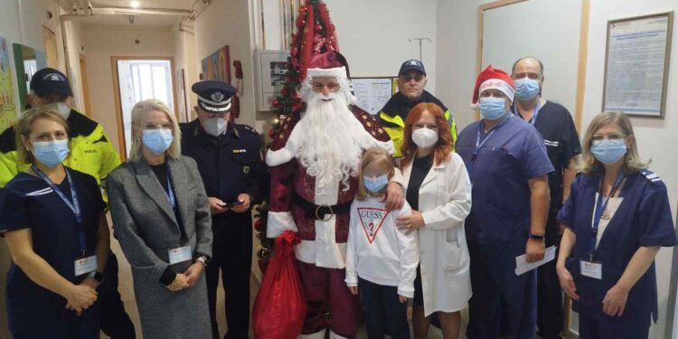 Το Τμήμα Τροχαίας Κοζάνης με τον «Άγιο Βασίλη» στην Παιδιατρική Κλινική του Γενικού Νοσοκομείου Κοζάνης