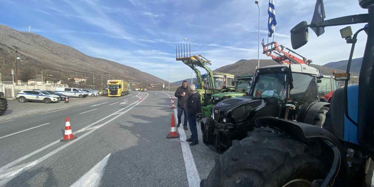 Kλιμάκωση των κινητοποιήσεων από του αγρότες και στο μπλόκο Σιάτιστας-Έκλεισαν για δυο ώρες, μόνο για τα φορτηγά, και τον παλιό δρόμο Κοζάνης-Γρεβενών-Τι θα γίνει το Σαββατοκύριακο. Βίντεο