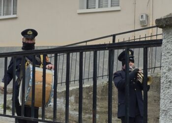 Τα κάλαντα της Πρωτοχρονιάς από τη Φιλαρμονική Σιάτιστας.  Βίντεο