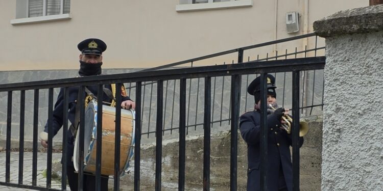 Τα κάλαντα της Πρωτοχρονιάς από τη Φιλαρμονική Σιάτιστας.  Βίντεο