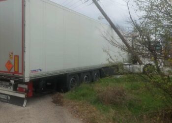 Ατύχημα με νταλίκα γεμάτη με…πυρομαχικά του στρατού μέσα στο Καπνοχώρι-Έπεσε σε κολόνα της ΔΕΗ!-Φωτογραφίες