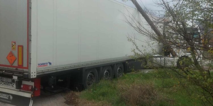 Ατύχημα με νταλίκα γεμάτη με…πυρομαχικά του στρατού μέσα στο Καπνοχώρι-Έπεσε σε κολόνα της ΔΕΗ!-Φωτογραφίες