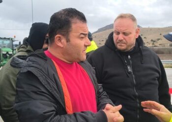 Ώρα 12:15: Οι αγρότες με τα τρακτέρ στα διόδια της Σιάτιστας – Βίντεο με τη στιγμή που “σπάνε” το μπλόκο της Αστυνομίας