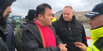 Ώρα 12:15: Οι αγρότες με τα τρακτέρ στα διόδια της Σιάτιστας – Βίντεο με τη στιγμή που “σπάνε” το μπλόκο της Αστυνομίας