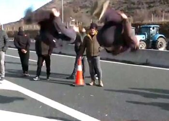 Νεαροί έκαναν ακροβατικά on air στο μπλόκο των αγροτών στη Σιάτιστα