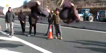 Νεαροί έκαναν ακροβατικά on air στο μπλόκο των αγροτών στη Σιάτιστα