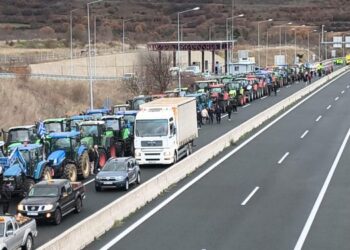 Στήθηκε το μεγάλο μπλόκο των αγροτών στα διόδια Σιάτιστας-Έκλεισαν την Εγνατία Οδό με 300 τρακτέρ-Ανοιχτός ο παλιός δρόμος Κοζάνης-Σιάτιστας – Βίντεο και φωτογραφίες