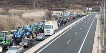 Στήθηκε το μεγάλο μπλόκο των αγροτών στα διόδια Σιάτιστας-Έκλεισαν την Εγνατία Οδό με 300 τρακτέρ-Ανοιχτός ο παλιός δρόμος Κοζάνης-Σιάτιστας – Βίντεο και φωτογραφίες