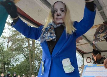 Σιάτιστα: Κέφι και χορός μες τη βροχή στα Μπουμπουσιάρια.  Βίντεο