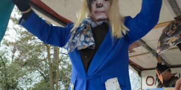 Σιάτιστα: Κέφι και χορός μες τη βροχή στα Μπουμπουσιάρια.  Βίντεο