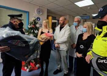 Το Τμήμα Τροχαίας Κοζάνης δώρισε για 5η συνεχόμενη χρονιά παιδικό κάθισμα αυτοκινήτου στο πρώτο παιδί που γεννήθηκε το έτος 2026 στην πόλη της Κοζάνης