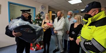 Το Τμήμα Τροχαίας Κοζάνης δώρισε για 5η συνεχόμενη χρονιά παιδικό κάθισμα αυτοκινήτου στο πρώτο παιδί που γεννήθηκε το έτος 2026 στην πόλη της Κοζάνης