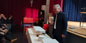 Ζευκλής στην κοπή πίτας: 367 εργαζόμενοι λειτουργούν ως ομάδα και δίνουν πρωτιά στο Δήμο Βοΐου. Βίντεο