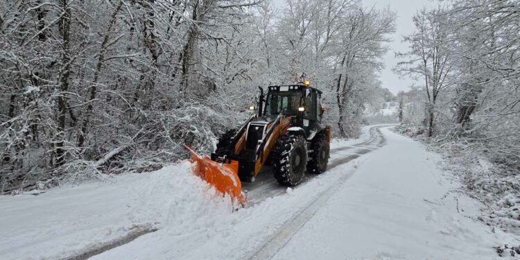 Επί ποδός τα συνεργεία του Δήμου Βοΐου για τον αποχιονισμό. Βίντεο και φωτογραφίες