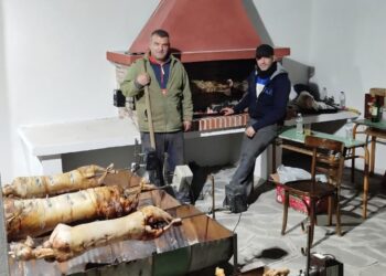 Το Μικρόκαστρο γιορτάζει τον Άγιο Αθανάσιο και τηρεί το έθιμο με το κέρασμα αρνιών