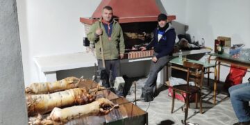 Το Μικρόκαστρο γιορτάζει τον Άγιο Αθανάσιο και τηρεί το έθιμο με το κέρασμα αρνιών