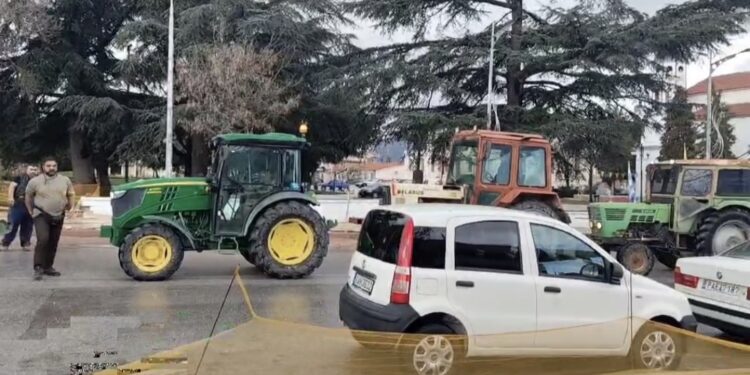 Πορεία με τρακτέρ στο Αμύνταιο από το μπλόκο Φιλώτα.  Βίντεο