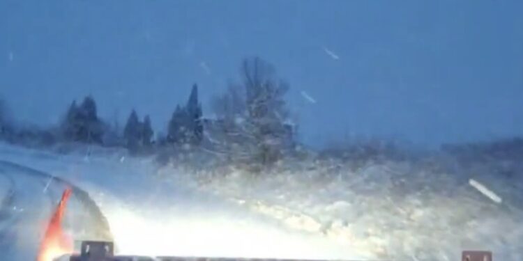 Βόιο: Το έστρωσε. Χιονίζει από τα χαράματα. Βίντεο