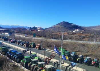 Aγρότες Δυτικής Μακεδονίας: Απομάκρυναν τα τρακτέρ στον κόμβο της Σιάτιστας. Βίντεο