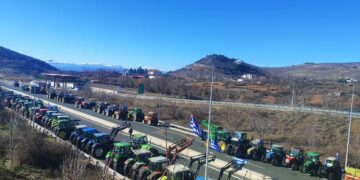 Aγρότες Δυτικής Μακεδονίας: Απομάκρυναν τα τρακτέρ στον κόμβο της Σιάτιστας. Βίντεο