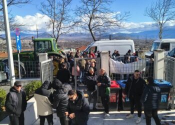 Διαμαρτυρία επαγγελματιών των λαϊκών αγορών έξω από την Περιφέρεια Δυτ. Μακεδονίας-Μαζί και αγρότες με τρακτέρ-Τι είπαν με Αμανατίδη και Λυσσαρίδη. Βίντεο