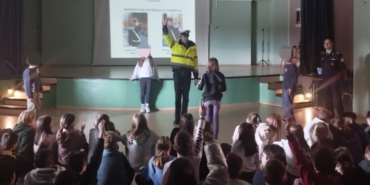 Ενημερωτική Διάλεξη Κυκλοφοριακής Αγωγής στο Πειραματικό Δημοτικό Σχολείο Φλώρινας πραγματοποιήθηκε από το Τμήμα Τροχαίας Φλώρινας