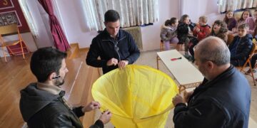 Ο Πολιτιστικός Σύλλογος Πενταλόφου διδάσκει την κατασκευή Αερόστατων.  Βίντεο και φωτογραφίες