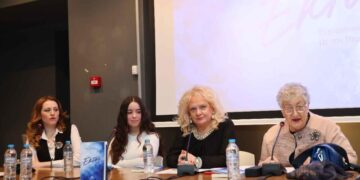 Με μεγάλη επιτυχία πραγματοποιήθηκε η παρουσίαση του βιβλίου της Αναστασίας Ζήγρα-Χατζησυμεώνογλου «Εκτός» που κυκλοφορεί από τις Εκδόσεις Παρέμβαση