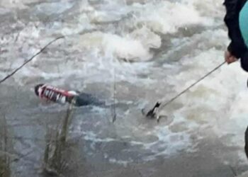 Παραλίγο τραγωδία στο Δροσερό: Κυνηγοί έσωσαν νεαρό μοτοσικλετιστή από τα ορμητικά νερά