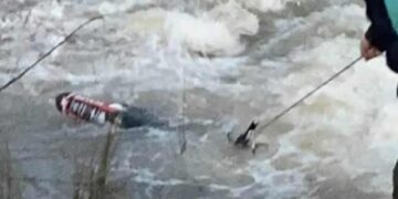 Παραλίγο τραγωδία στο Δροσερό: Κυνηγοί έσωσαν νεαρό μοτοσικλετιστή από τα ορμητικά νερά