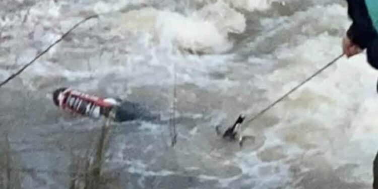 Παραλίγο τραγωδία στο Δροσερό: Κυνηγοί έσωσαν νεαρό μοτοσικλετιστή από τα ορμητικά νερά