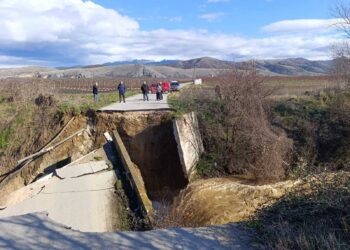 Έπεσε η γέφυρα στη δημοτική οδό σύνδεσης Βεγόρας Μανιάκι. Βίντεο και φωτογραφίες