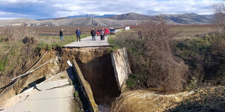 Έπεσε η γέφυρα στη δημοτική οδό σύνδεσης Βεγόρας Μανιάκι. Βίντεο και φωτογραφίες