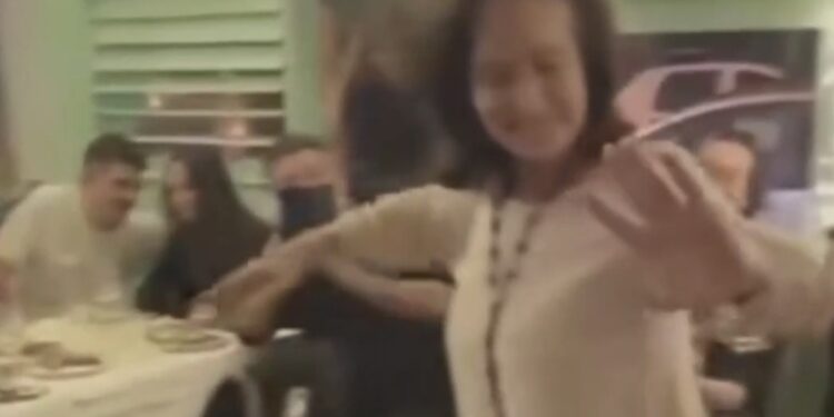 Το ζεϊμπέκικο της Άννας Διαμαντοπούλου στην Κοζάνη.  Βίντεο