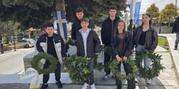 Σιάτιστα: Πραγματοποιήθηκε η κατάθεση στεφάνων από τα σχολεία. Βίντεο και φωτογραφίες