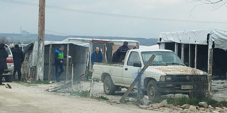 Πτολεμαΐδα: Οκτώ συλλήψεις για ρευματοκλοπή σε οικισμό Ρομά