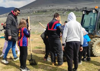 Μαθητές φύτεψαν και «υιοθέτησαν» δέντρα στη Σιάτιστα – Ένα ζωντανό μάθημα αγάπης για τη φύση
