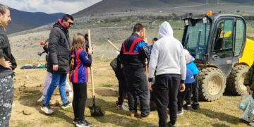 Μαθητές φύτεψαν και «υιοθέτησαν» δέντρα στη Σιάτιστα – Ένα ζωντανό μάθημα αγάπης για τη φύση