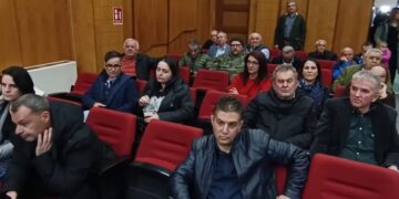 Διαμαρτυρία κατοίκων της Γαλατινής στο Περιφερειακό Συμβούλιο- «Αύριο μπορεί να ξεκινήσουν τα έργα – Δεν θα επιτρέψουμε τα φωτοβολταϊκά στη Γαλατινή»