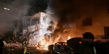 Στις φλόγες η Μέση Ανατολή: Νεκρός ο Χαμενεΐ και μέλη της οικογένειάς του -Πανηγύρια αλλά και θρήνος στη Τεχεράνη