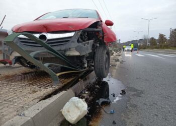 Βίντεο: Σφοδρή πρόσκρουση αυτοκίνητου με εκτροπή στην Κοζάνη