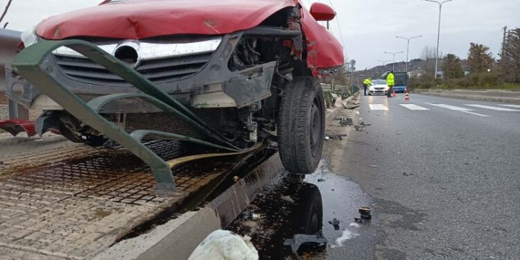 Βίντεο: Σφοδρή πρόσκρουση αυτοκίνητου με εκτροπή στην Κοζάνη