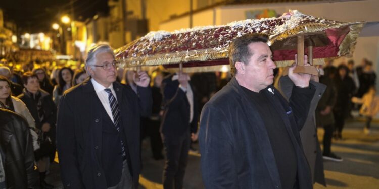 Σιάτιστα: Η Περιφορά του Επιταφίου και η συνάντηση στο Δημαρχείο των δύο Ενοριών. Βίντεο και φωτογραφίες