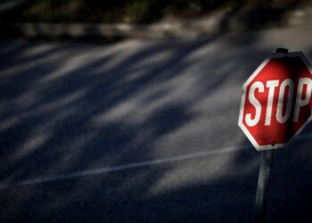 Αυτή είναι η νέα πινακίδα σήμανσης που μπαίνει στους ελληνικούς αυτοκινητόδρομους – Πώς λειτουργεί